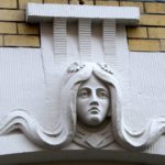 Art Nouveau gevelsteen vrouwenhoofd