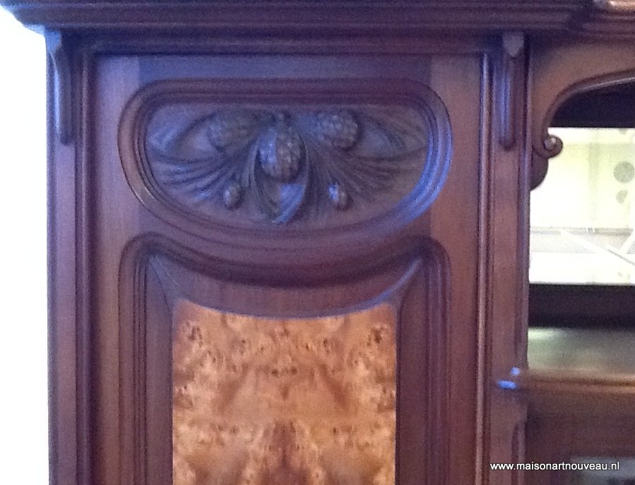 detail Art Nouveau kast met iepen-wortel en cuba mahonie