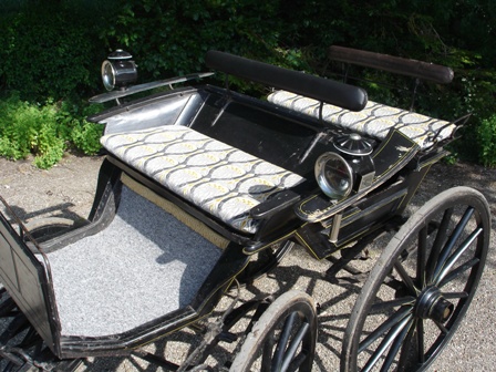 rijtuig met kussens van Art Nouveau fluweel achter paard van klant