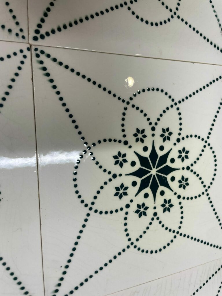 te koop antieke boizenburger wandtegels met groen decor