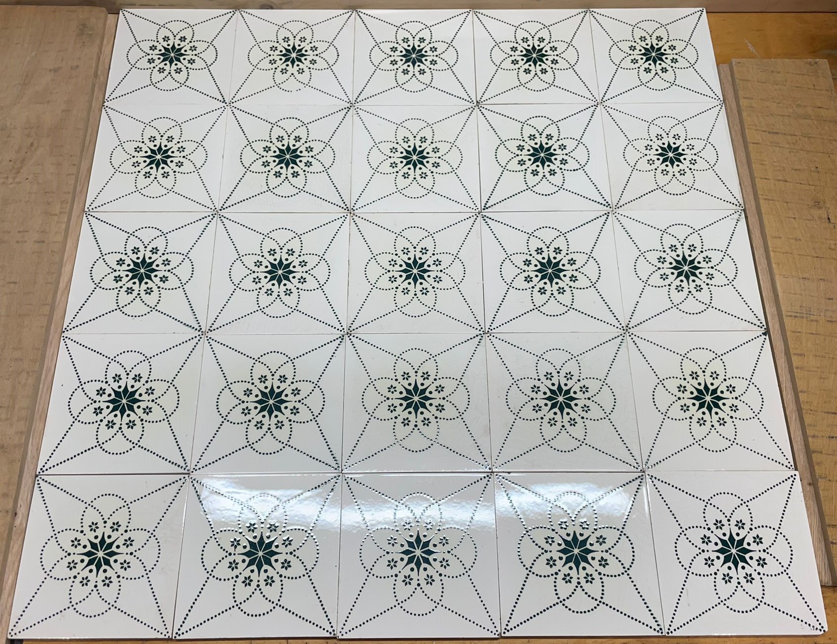te koop antieke boizenburger wandtegels met groen decor