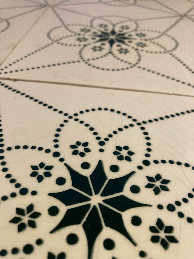 te koop antieke boizenburger wandtegels met groen decor